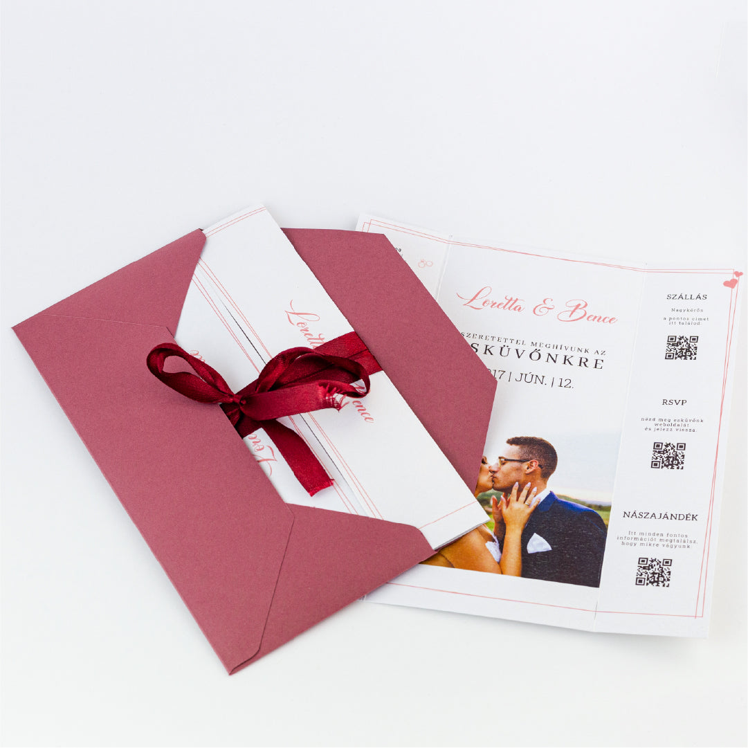 "Időtlen romantika" középen nyíló szalagos esküvői meghívó