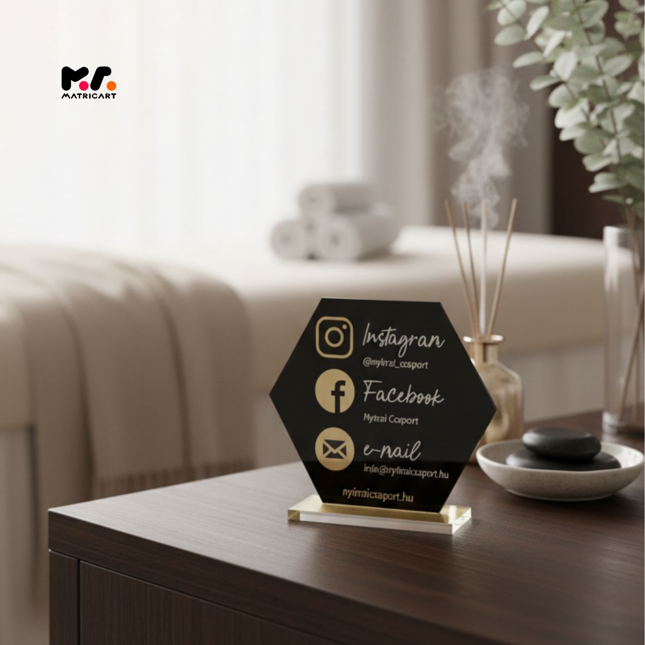 Egyedi Social Media Információs Plexi Tábla