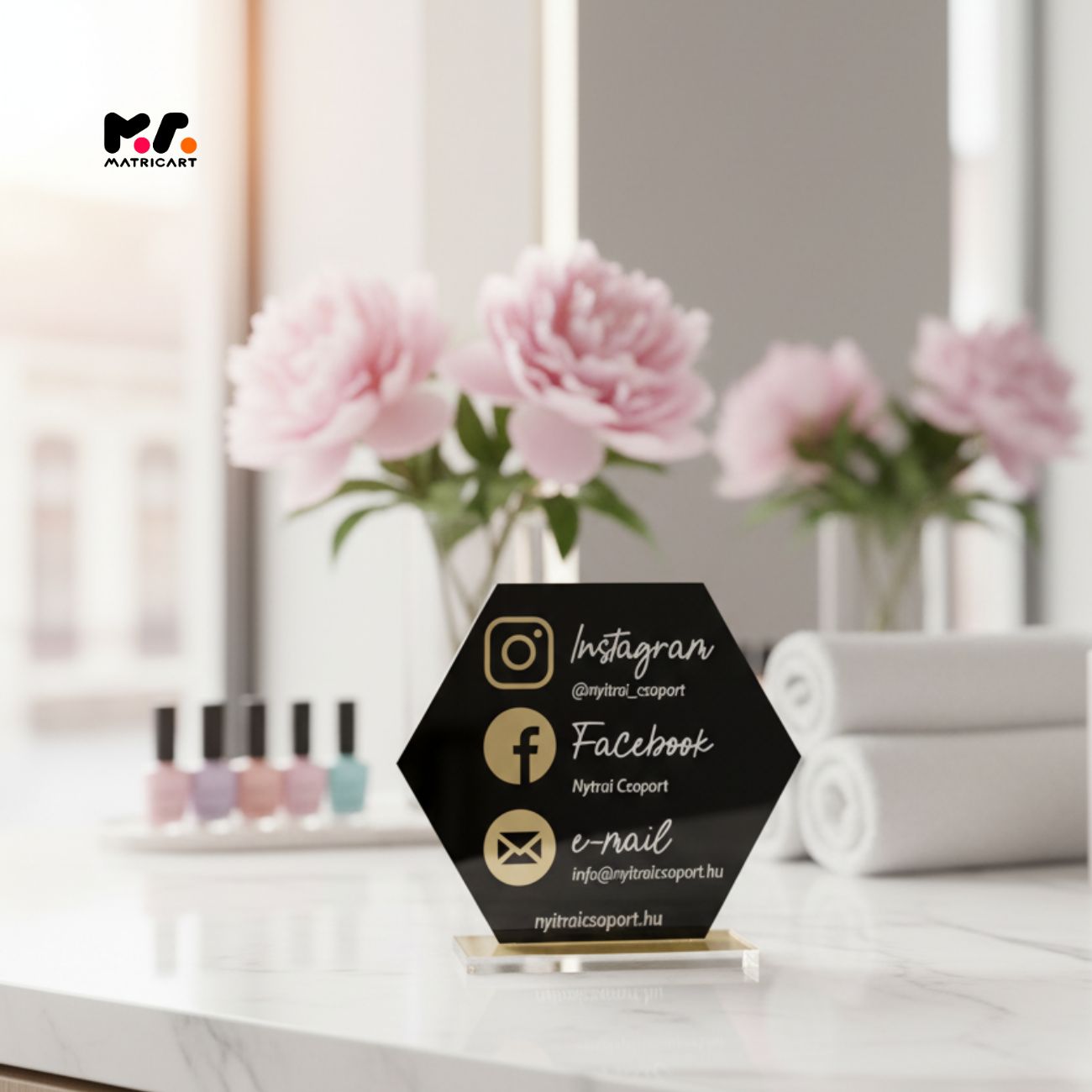 Egyedi Social Media Információs Plexi Tábla