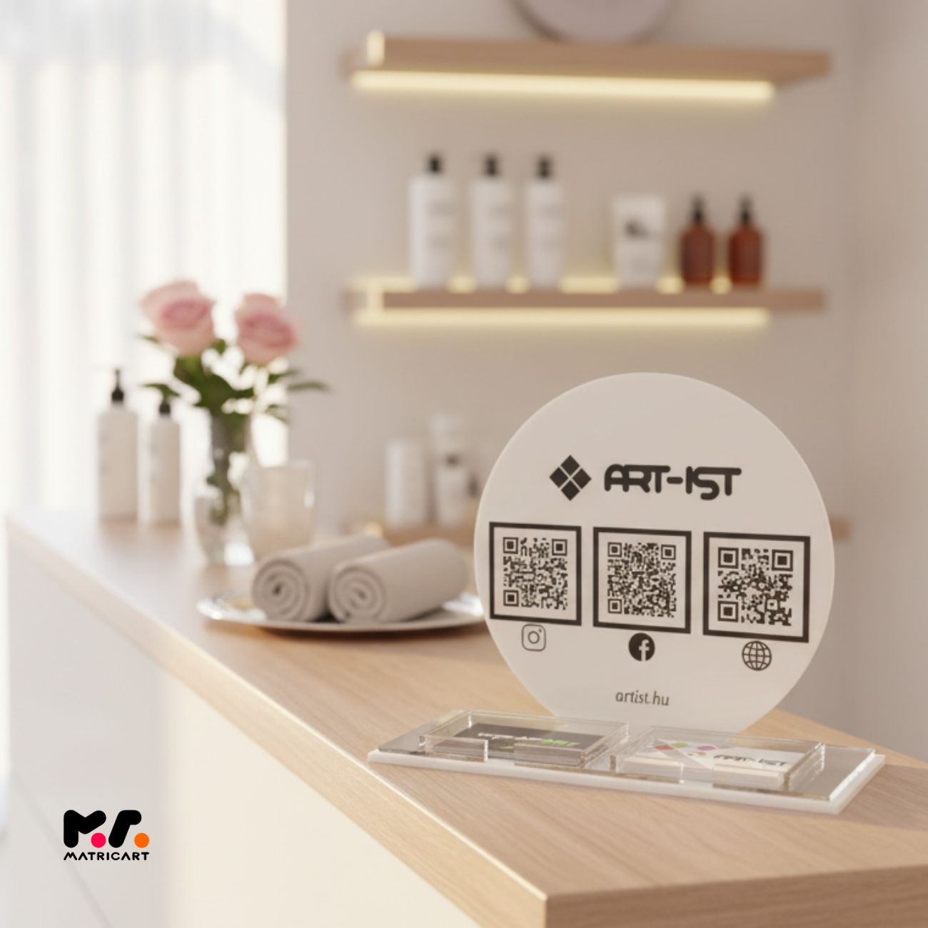 Egyedi Prémium Social Media Plexi Tábla QR-kódokkal, kártyatartóval