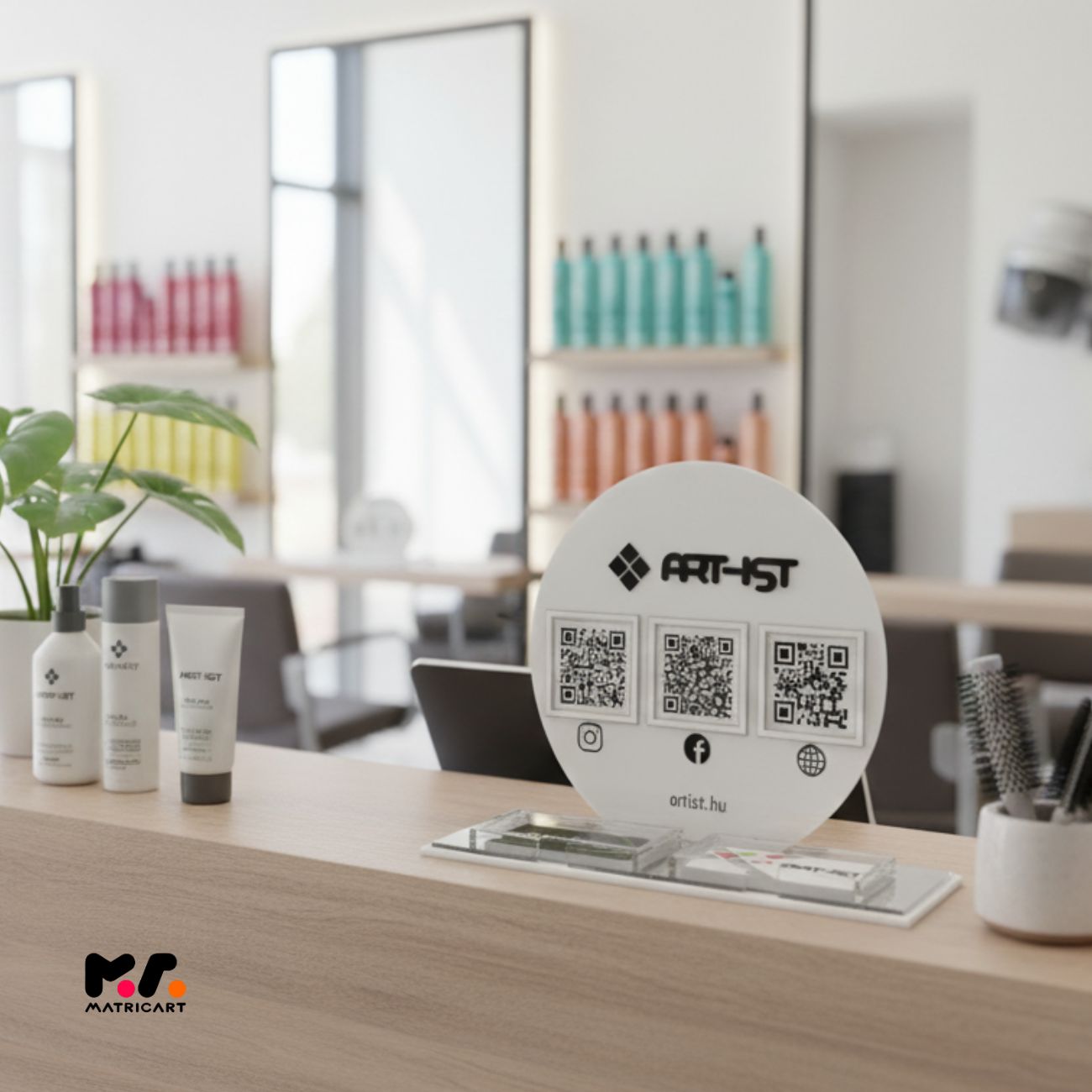 Egyedi Prémium Social Media Plexi Tábla QR-kódokkal, kártyatartóval