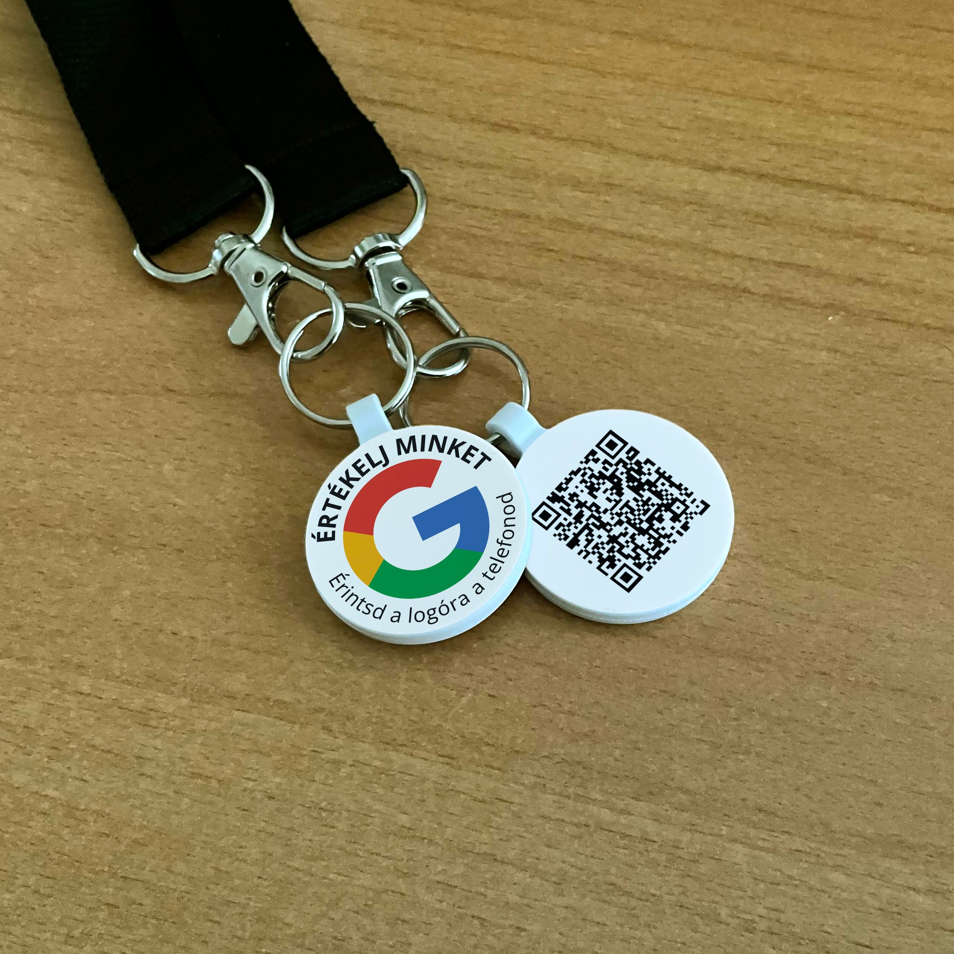 Google Értékelésgyűjtő kulcstartó NFC-vel és QR kóddal - magyar nyelvű