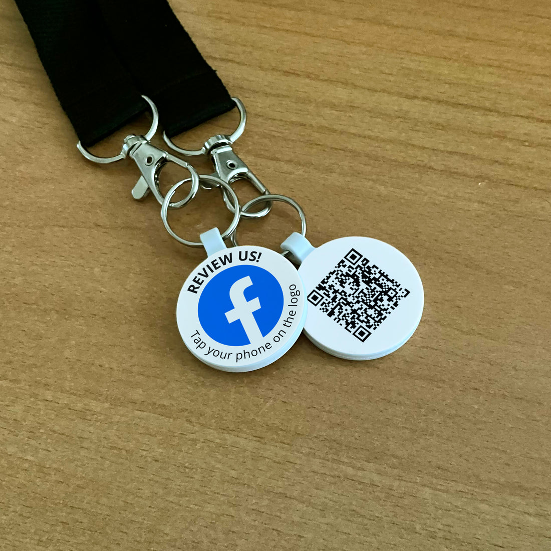 Facebook követőgyűjtő kulcstartó NFC-vel és QR kóddal - angol nyelvű