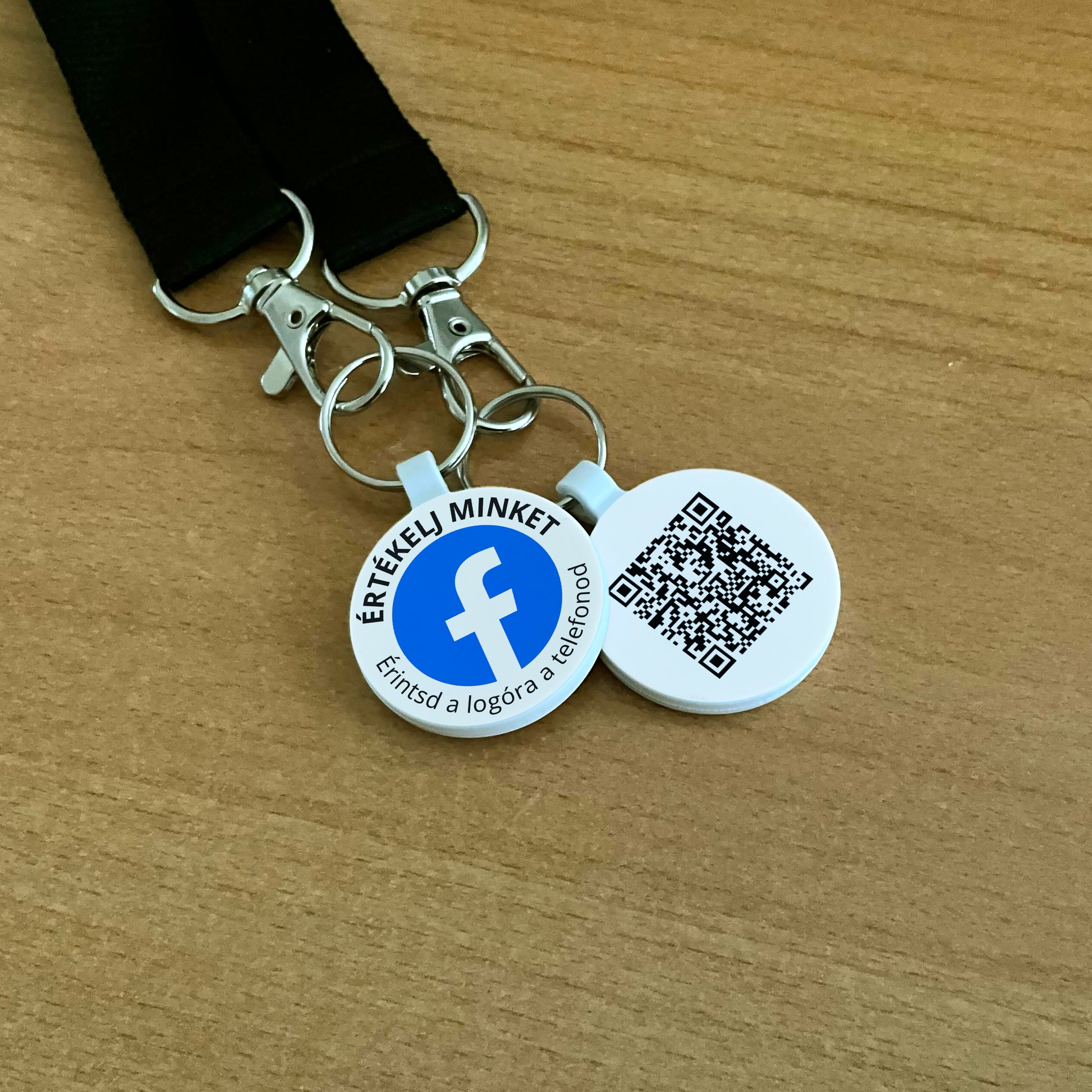 Facebook követőgyűjtő kulcstartó NFC-vel és QR kóddal - magyar nyelvű