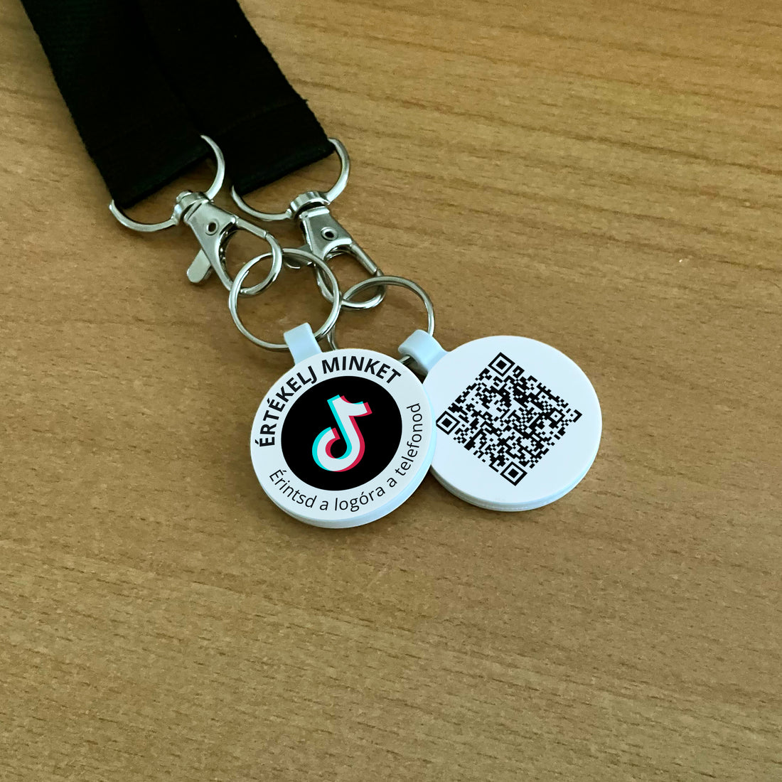TikTok követőgyűjtő kulcstartó NFC-vel és QR kóddal - magyar nyelvű