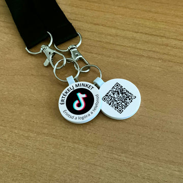 TikTok követőgyűjtő kulcstartó NFC-vel és QR kóddal - magyar nyelvű