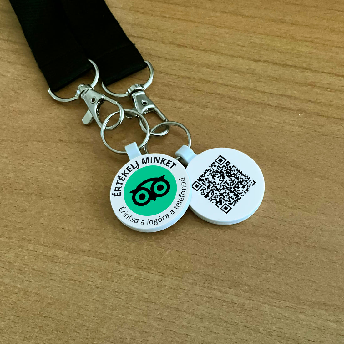 Tripadvisor értékelésgyűjtő kulcstartó NFC-vel és QR kóddal - magyar nyelvű
