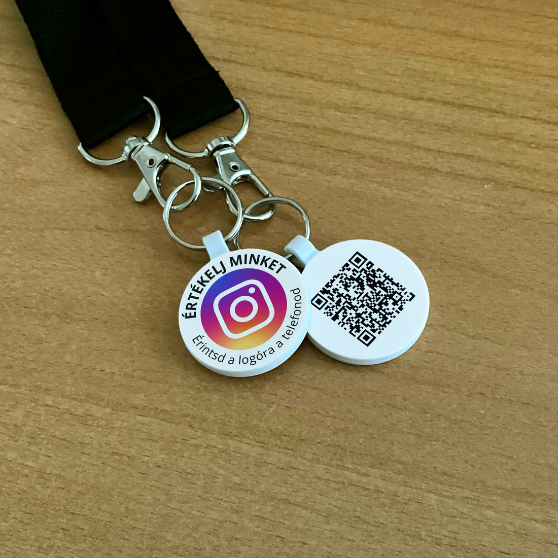 Instagram követőgyűjtő kulcstartó NFC-vel és QR kóddal - magyar nyelvű