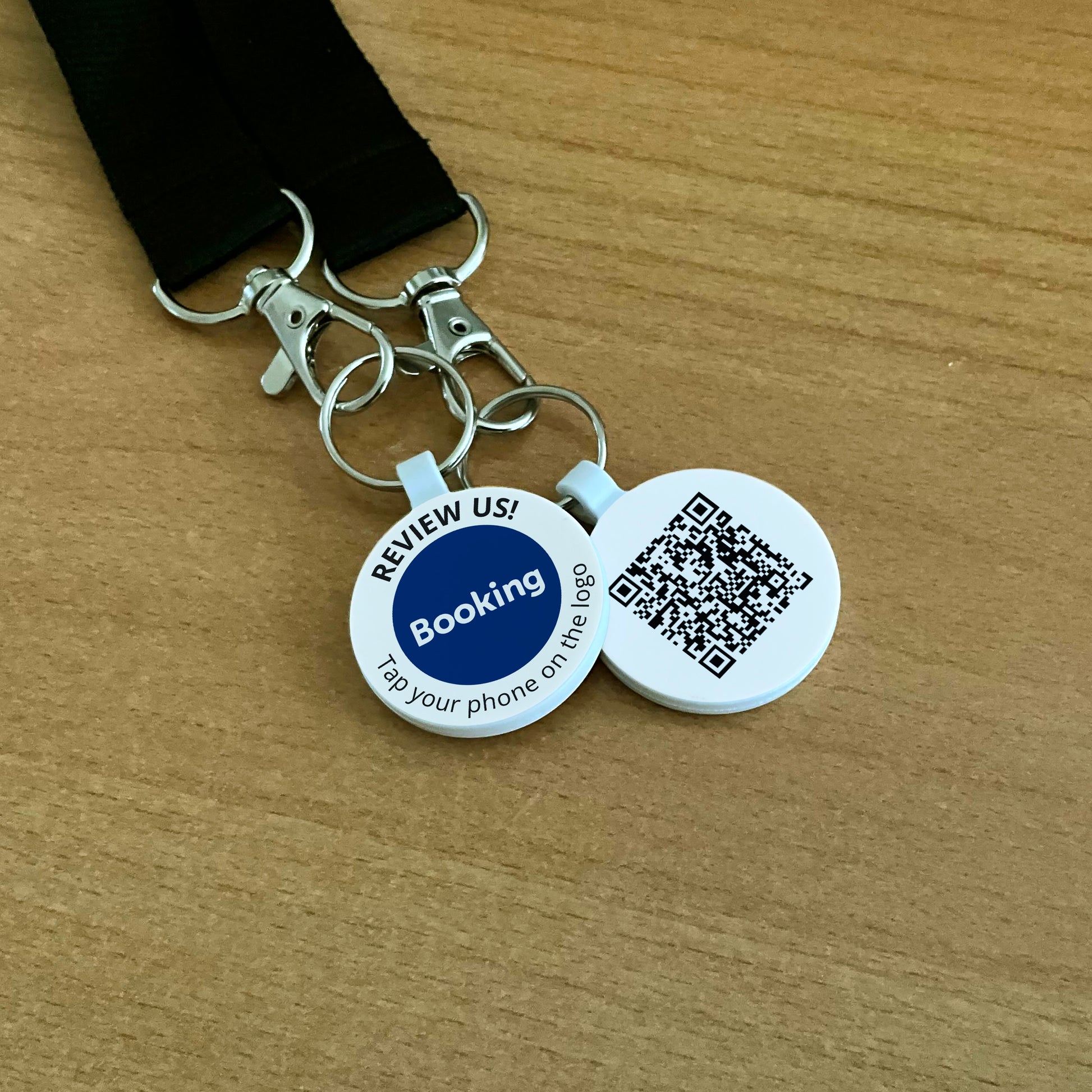 Booking értékelésgyűjtő kulcstartó NFC-vel és QR kóddal - angol nyelvű