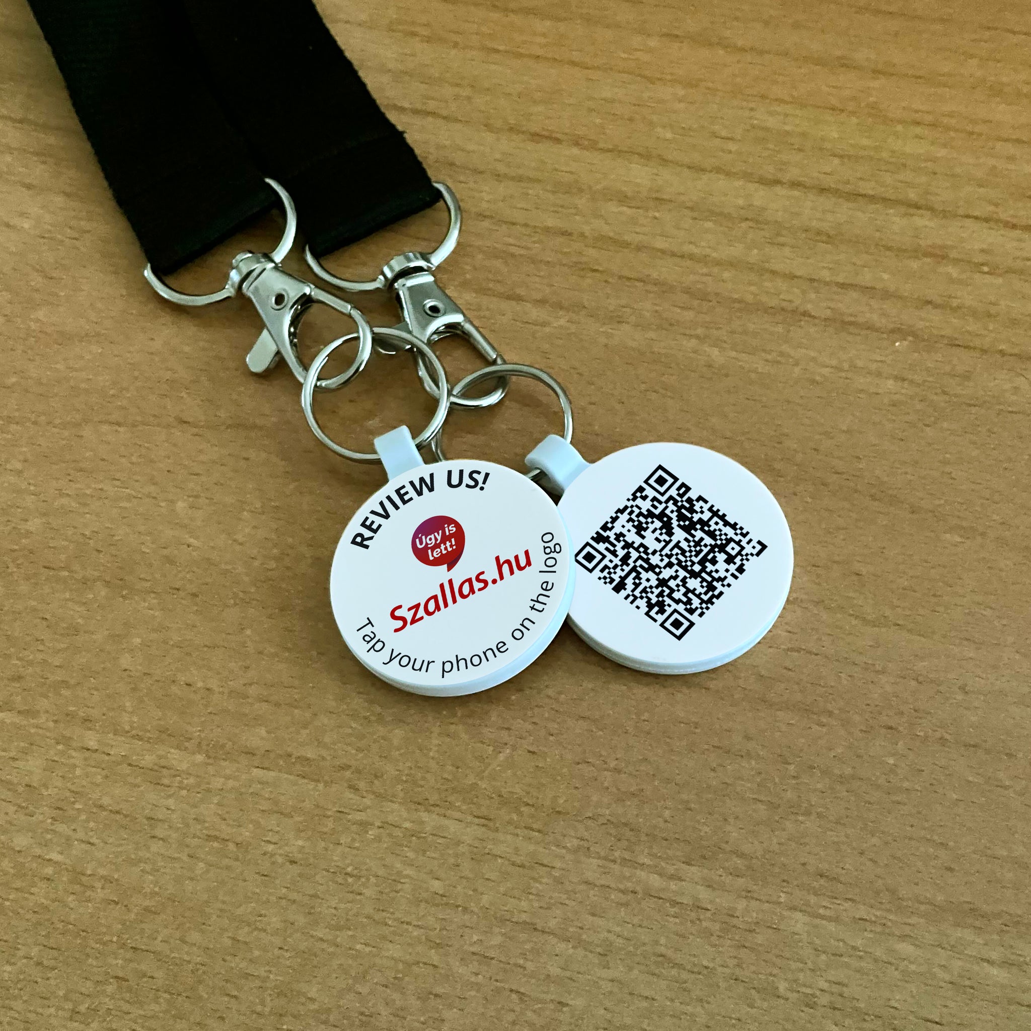 Szállás.hu értékelésgyűjtő kulcstartó NFC-vel és QR kóddal - angol nyelvű