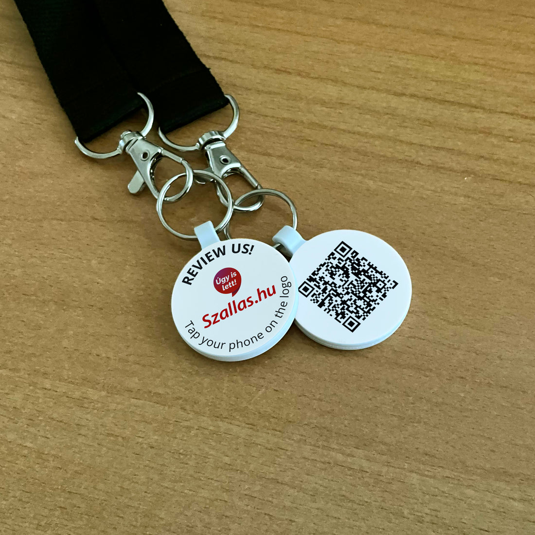 Szállás.hu értékelésgyűjtő kulcstartó NFC-vel és QR kóddal - angol nyelvű