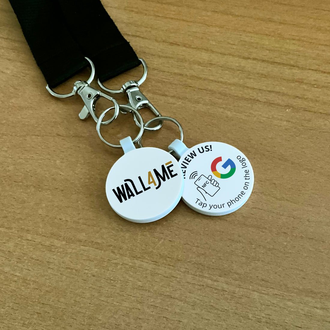 Google Értékelésgyűjtő kulcstartó NFC-vel és egyedi logóval - angol nyelvű